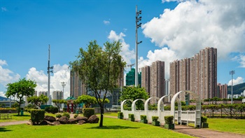 由香港赛马会兴建和管理的彭福公园，自从1979年启用以来，一直于非赛马日对外开放，为游人提供一个优美怡人的消閒好去处。